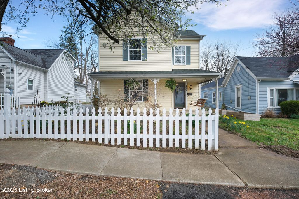 Photo of 206 E Madison St, La Grange, KY 40031 (MLS # 1689647)