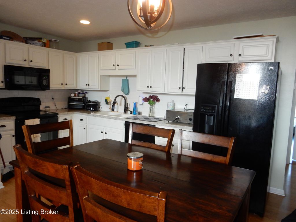Photo of 170 Miles Dr, Shepherdsville, KY 40165 (MLS # 1700610)
