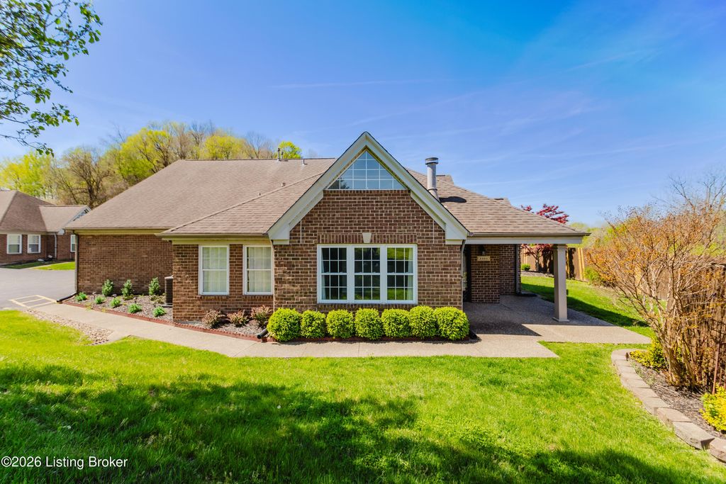 Photo of 4464 Southbridge Ct, Louisville, KY 40272 (MLS # 1713981)