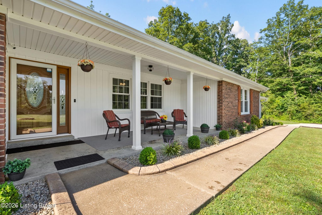 Photo of 191 Briarway Dr, Mt Washington, KY 40047 (MLS # 1730503)