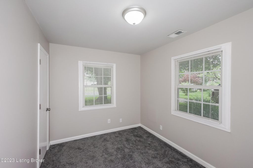 Photo of 5810 Alanadale Dr, Louisville, KY 40272 (MLS # 1705157)