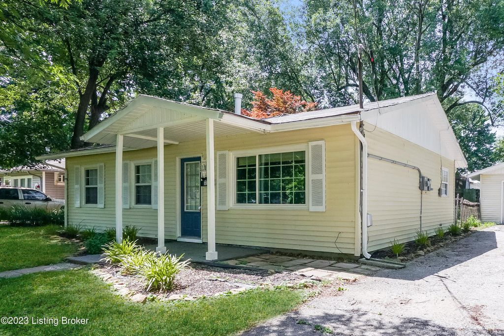 Photo of 5810 Alanadale Dr, Louisville, KY 40272 (MLS # 1705157)