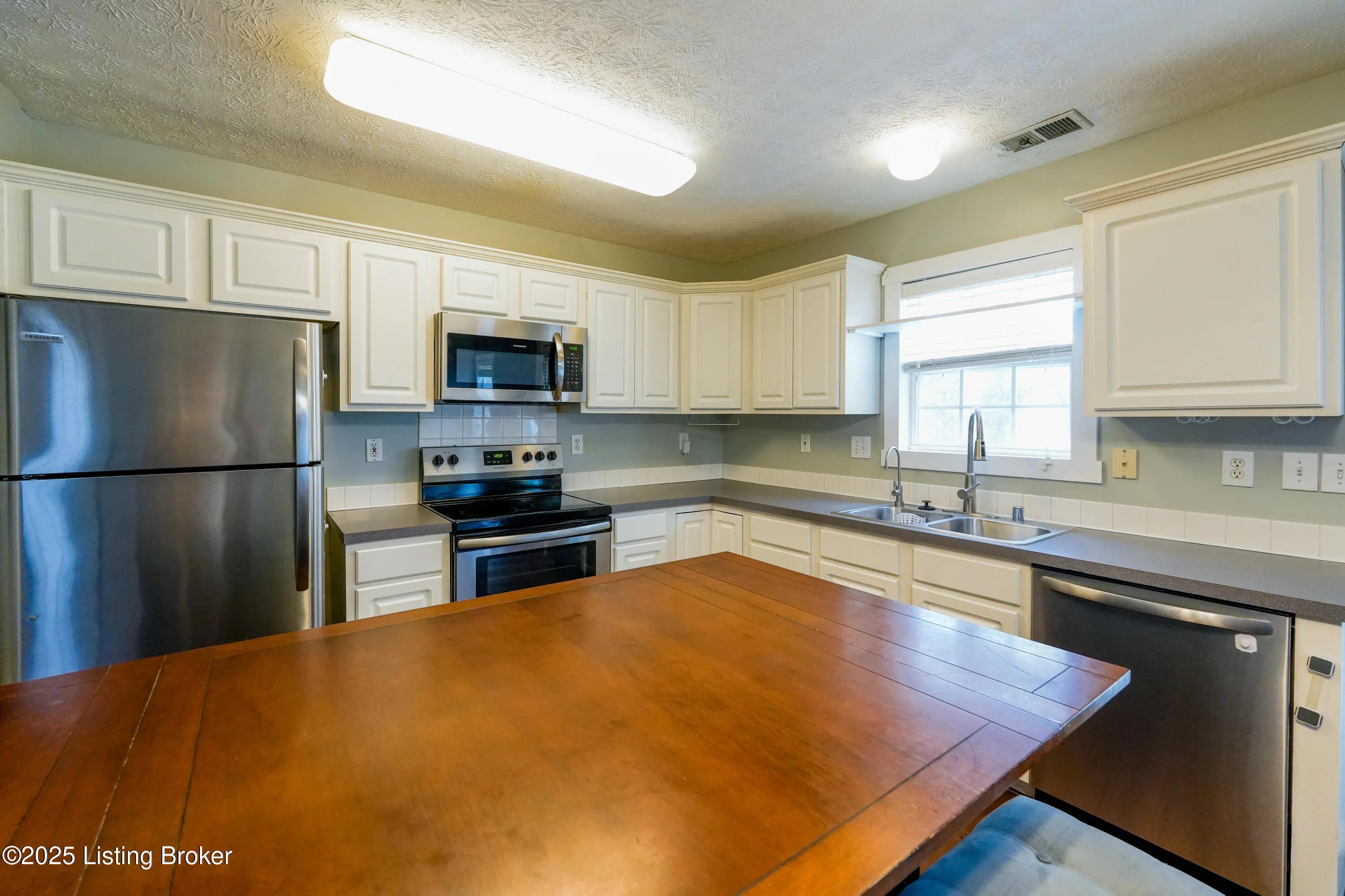 La Grange, Kentucky 40031, United States, 3 Bedrooms Bedrooms, ,3 BathroomsBathrooms,Residential,Active,108983