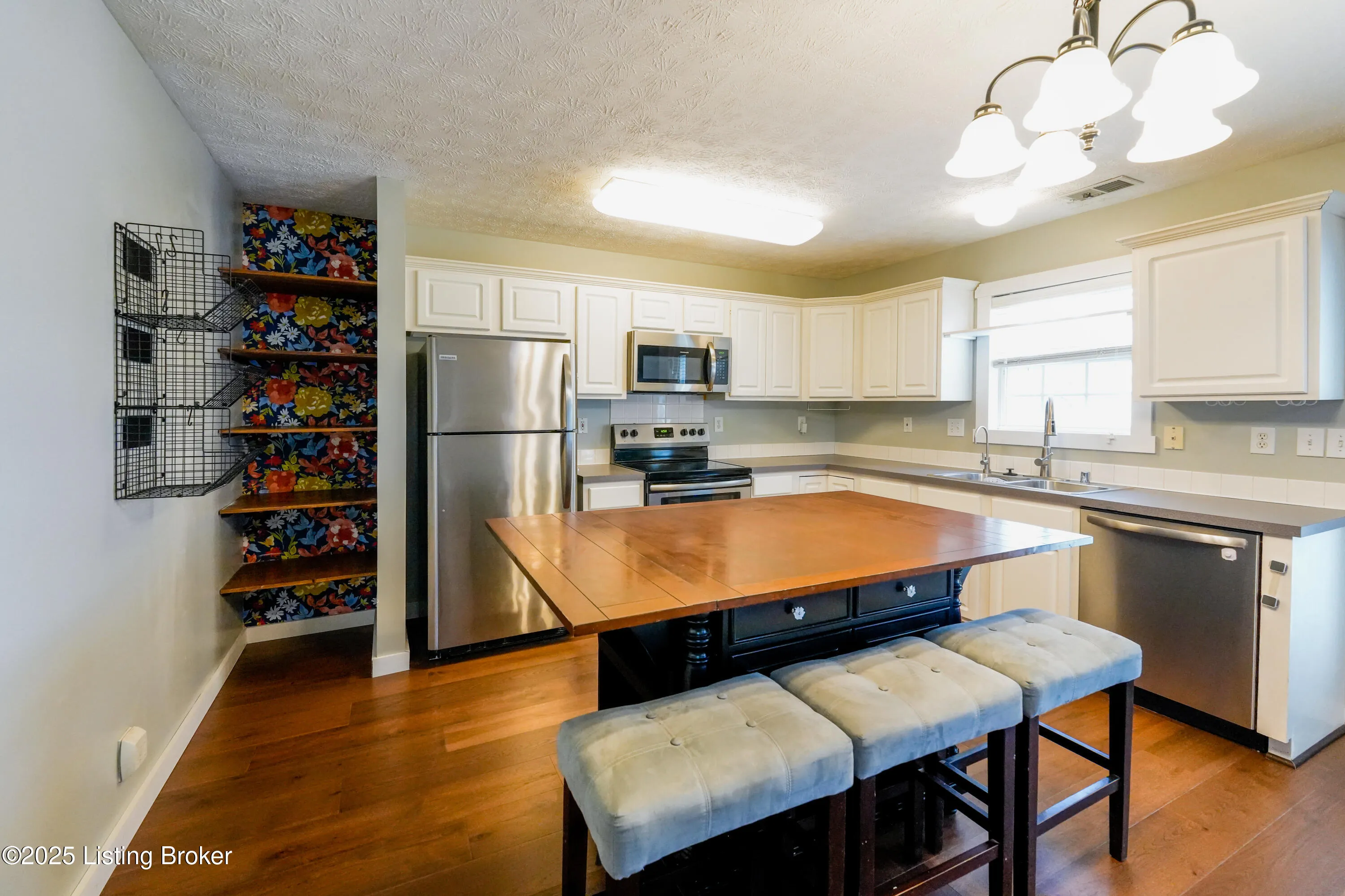 La Grange, Kentucky 40031, United States, 3 Bedrooms Bedrooms, ,3 BathroomsBathrooms,Residential,Active,108983