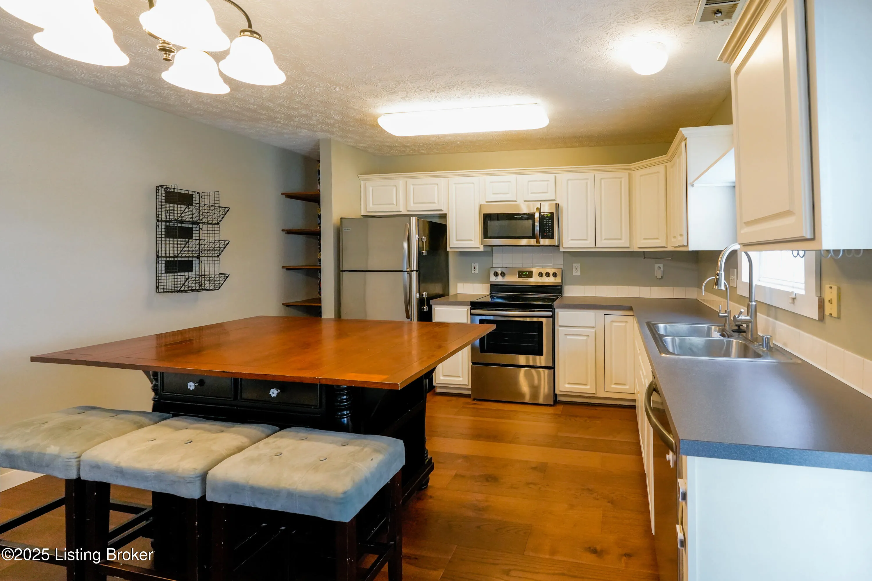 La Grange, Kentucky 40031, United States, 3 Bedrooms Bedrooms, ,3 BathroomsBathrooms,Residential,Active,108983
