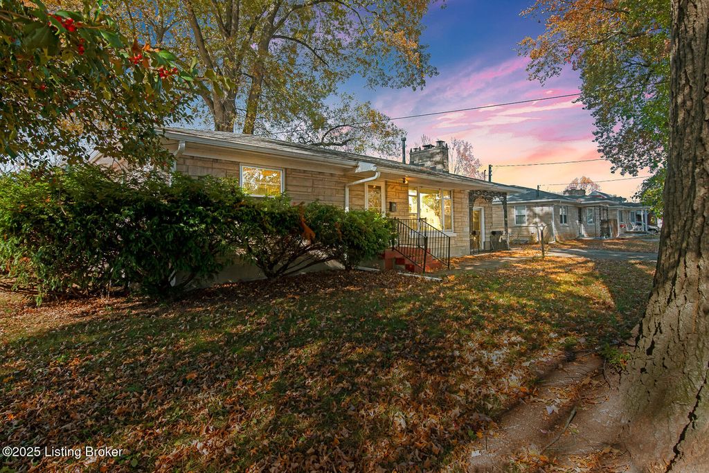 Photo of 4930 Fielding Way, Louisville, KY 40216 (MLS # 1703462)