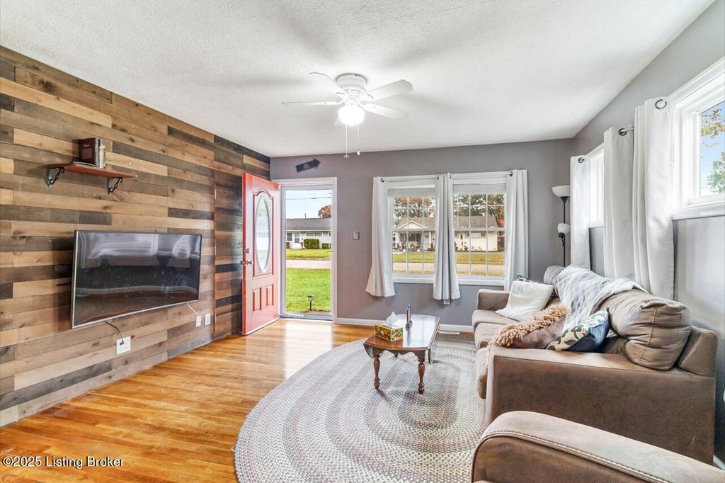 Photo of 4904 Raven Rd, Louisville, KY 40213 (MLS # 1705811)