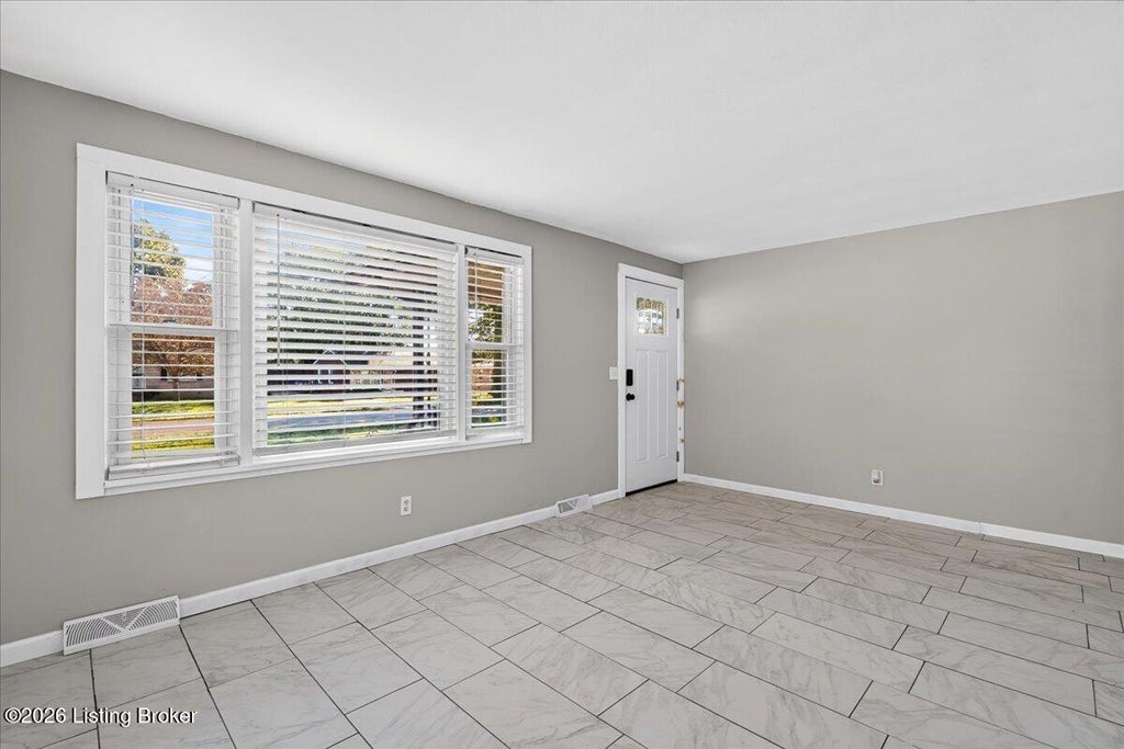 Photo of 7710 Poinsettia Dr, Louisville, KY 40258 (MLS # 1731806)