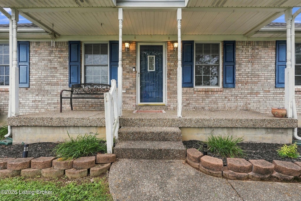Photo of 175 Lake Park Ct, Shepherdsville, KY 40165 (MLS # 1730230)