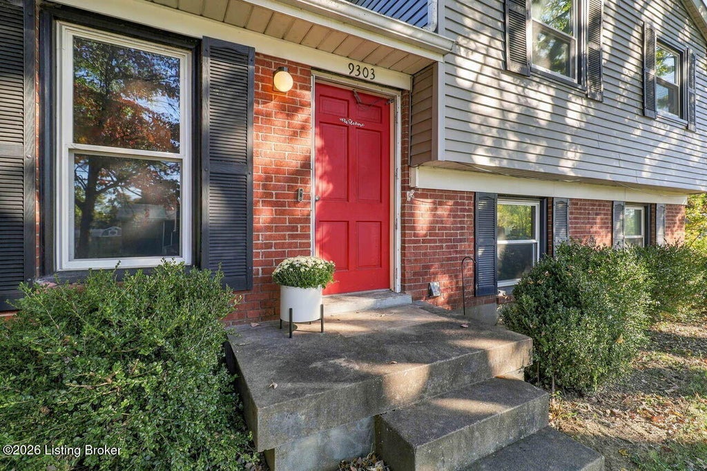 Photo of 9303 Hudson Ln, Louisville, KY 40291 (MLS # 1733372)