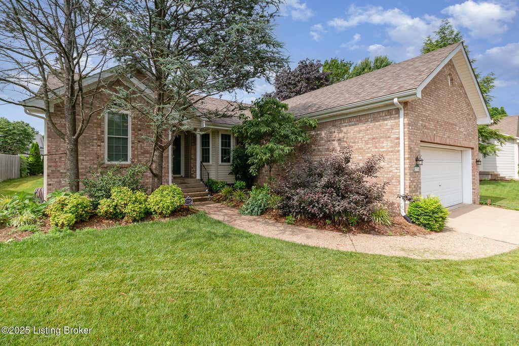 Photo of 2716 Antone Pkwy, Louisville, KY 40220 (MLS # 1724051)