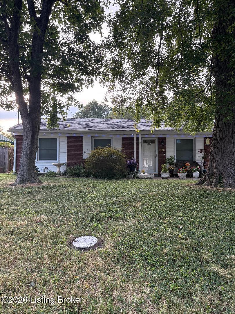 Photo of 7502 Hallmark Dr, Louisville, KY 40258 (MLS # 1727720)