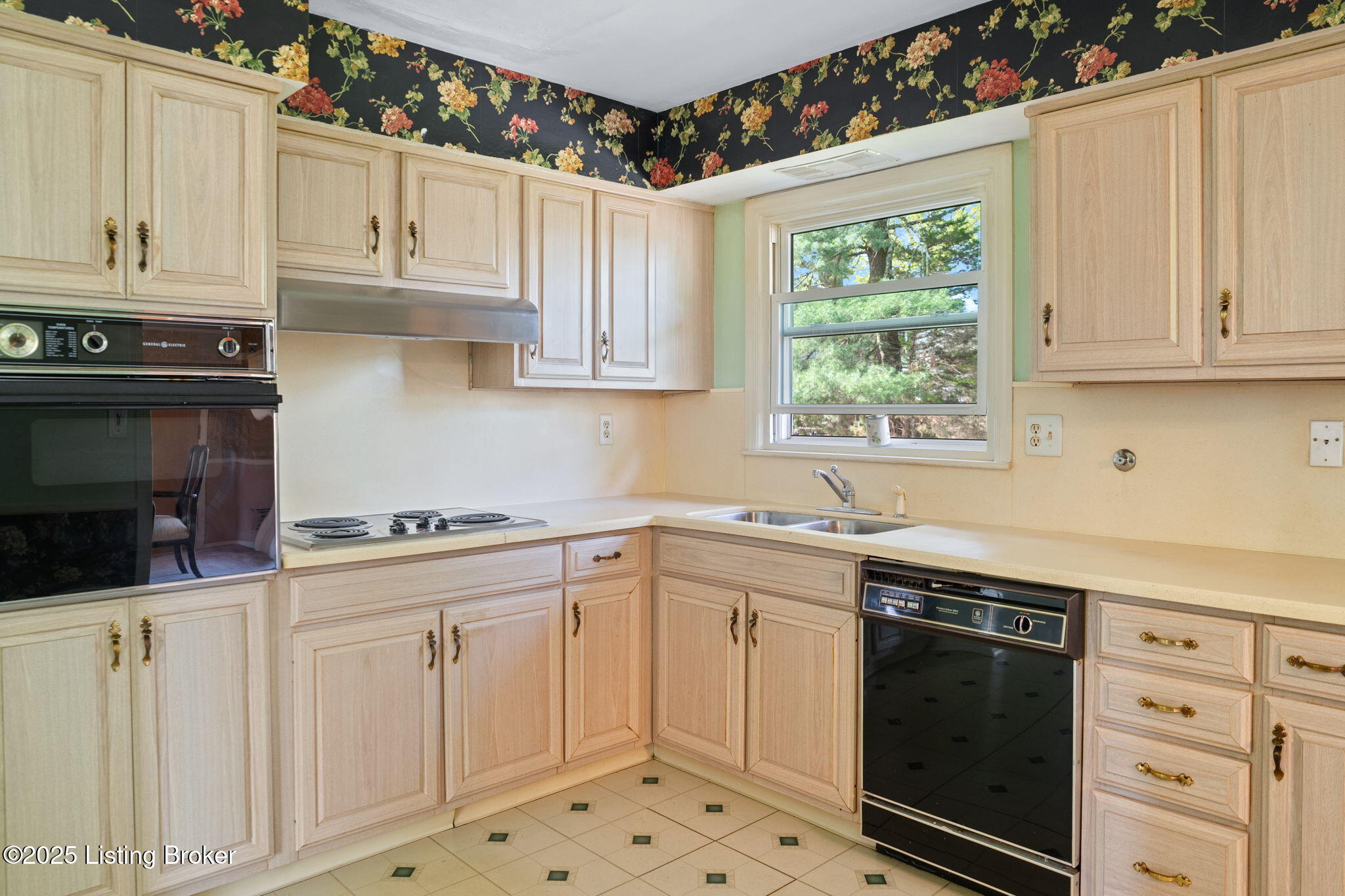 1602 Applewood Ln, Louisville, Pennsylvania image 7
