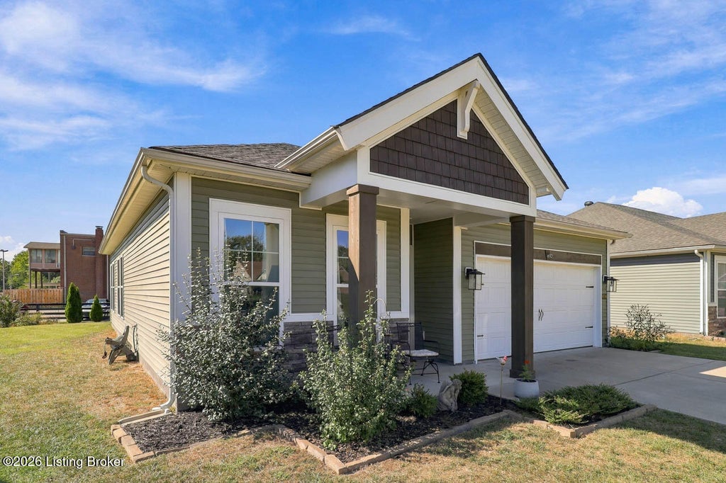 Photo of 6530 Oak Village Dr, Louisville, KY 40228 (MLS # 1730558)
