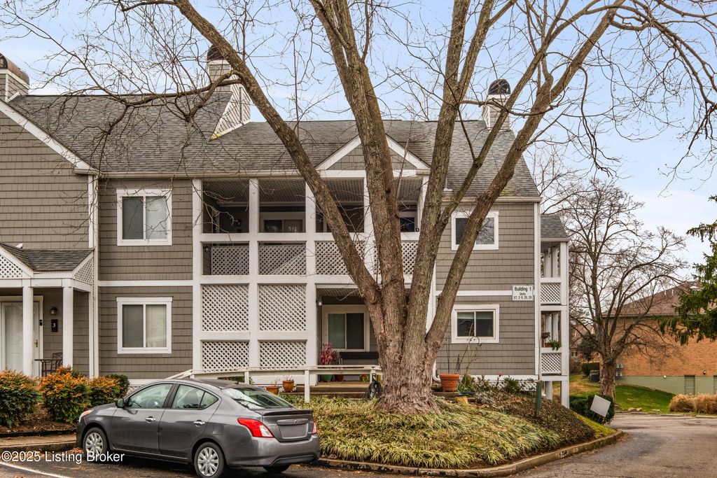 Photo of 2 Lake Ave, Louisville, KY 40206 (MLS # 1711652)