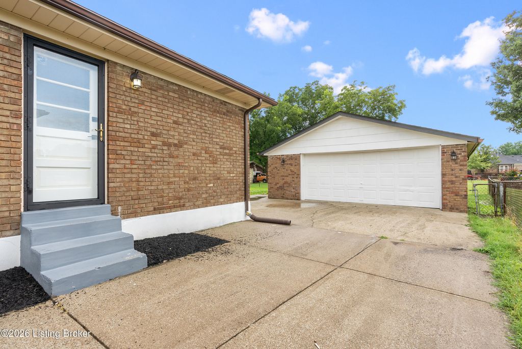 Photo of 6706 Lunar Dr, Louisville, KY 40258 (MLS # 1724331)