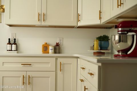 Photo of 3018 Colonial Hill Rd, Louisville, KY 40205 (MLS # 1701053)