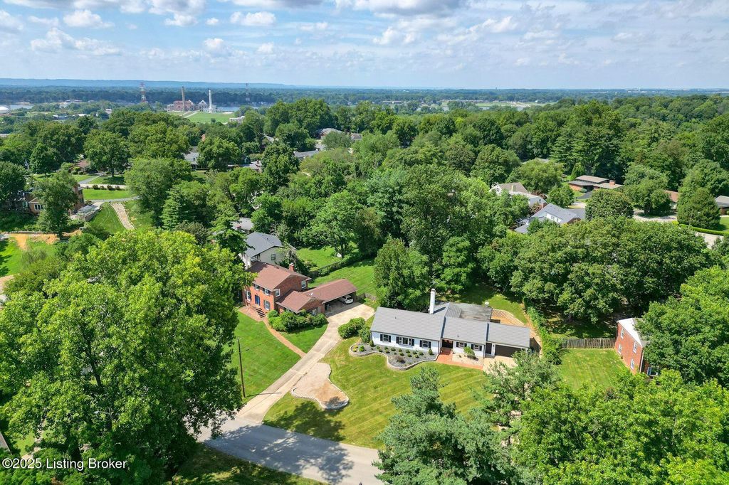 Photo of 607 Riverwood Pl, Louisville, KY 40207 (MLS # 1701960)