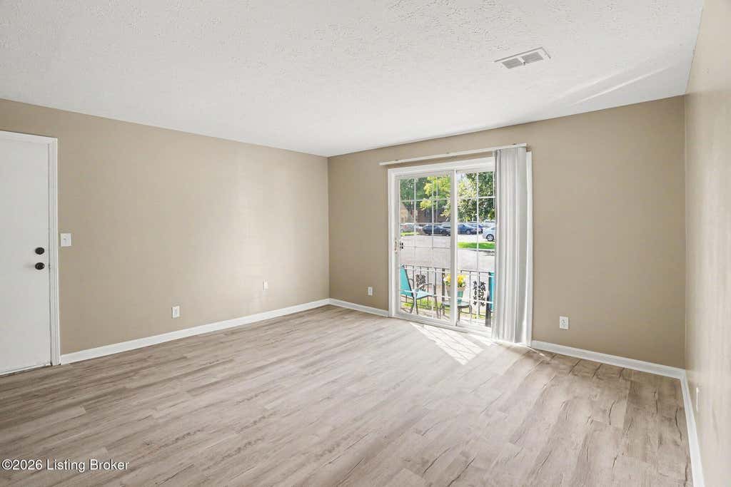 Photo of 203 Flanders Ct #APT 2, Louisville, KY 40218 (MLS # 1722799)