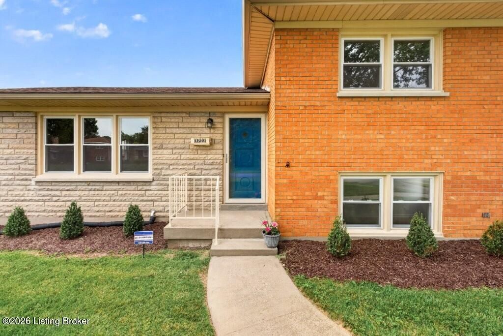 Photo of 3722 Downing Way, Louisville, KY 40218 (MLS # 1719919)