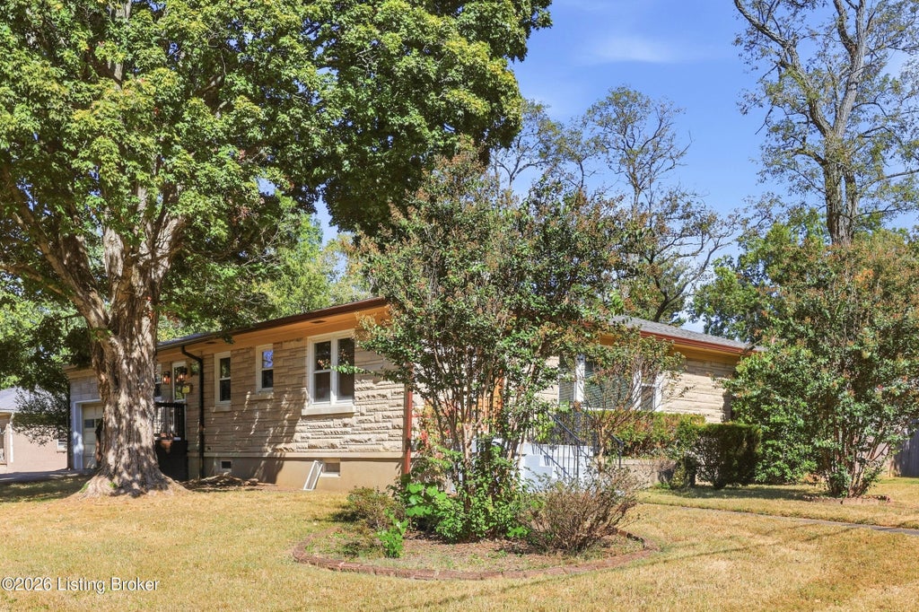 Photo of 3129 Hewitt Ave, Houston Acres, KY 40220 (MLS # 1731440)