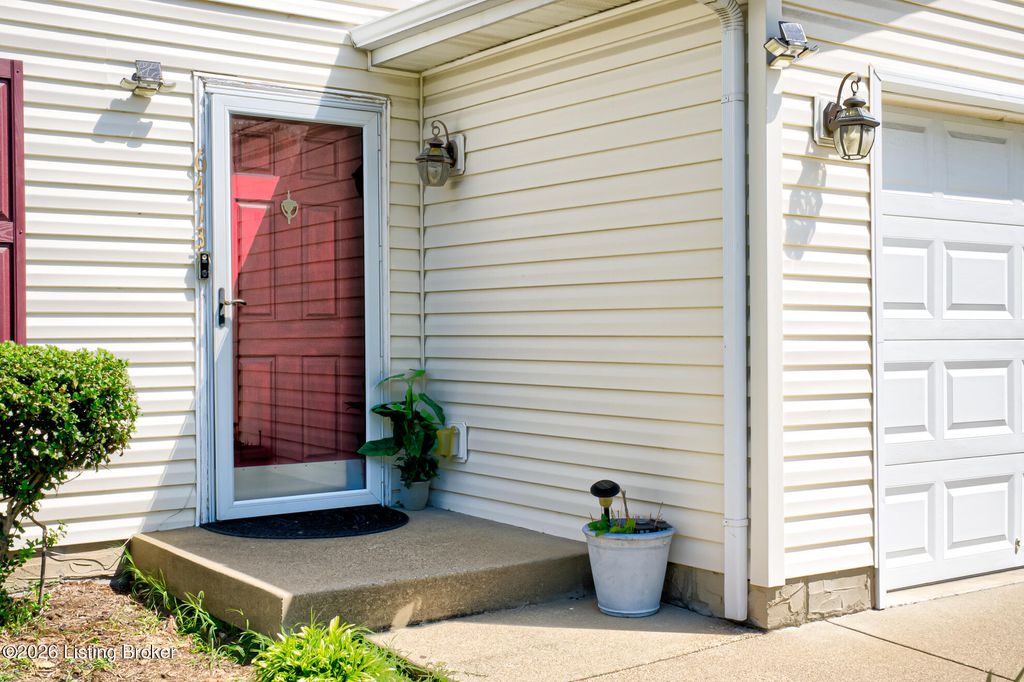 Photo of 6413 Cottagemeadow Dr, Louisville, KY 40218 (MLS # 1716006)