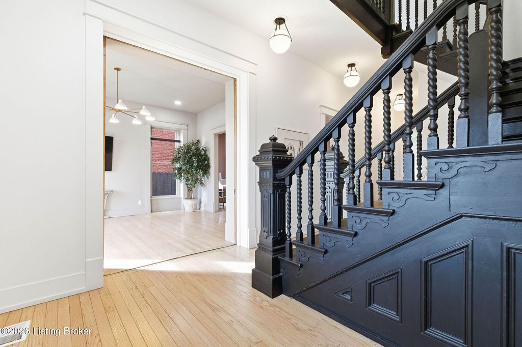 Photo of 940 S 6th St, Louisville, KY 40203 (MLS # 1708623)