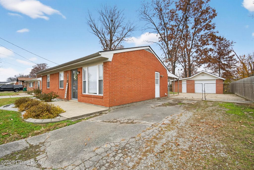 Photo of 194 Norwood way Way, Louisville, KY 40229 (MLS # 1704156)