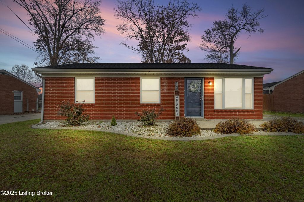 Photo of 194 Norwood way Way, Louisville, KY 40229 (MLS # 1704156)