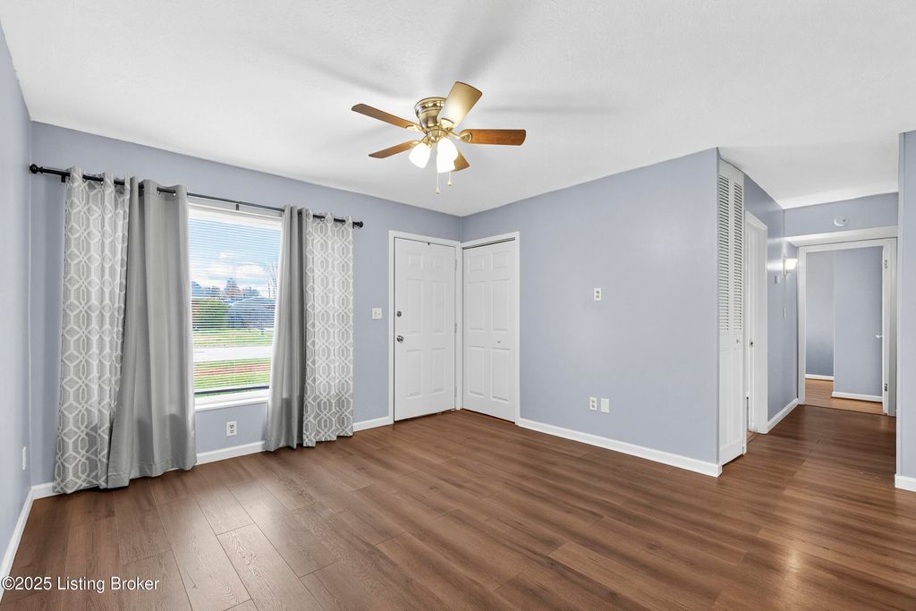 Photo of 194 Norwood way Way, Louisville, KY 40229 (MLS # 1704156)