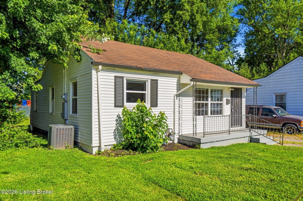 Photo of 3618 Hudson Ave, Louisville, KY 40211 (MLS # 1719716)