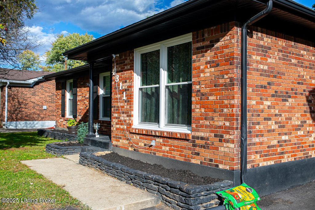 Photo of 4311 Sunflower Ave, Louisville, KY 40216 (MLS # 1702011)