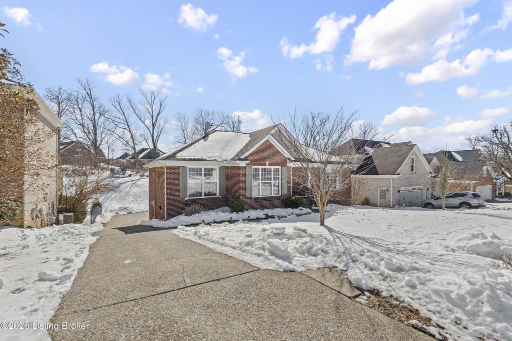 Photo of 4505 Saratoga Woods Dr, Louisville, KY 40299 (MLS # 1708742)