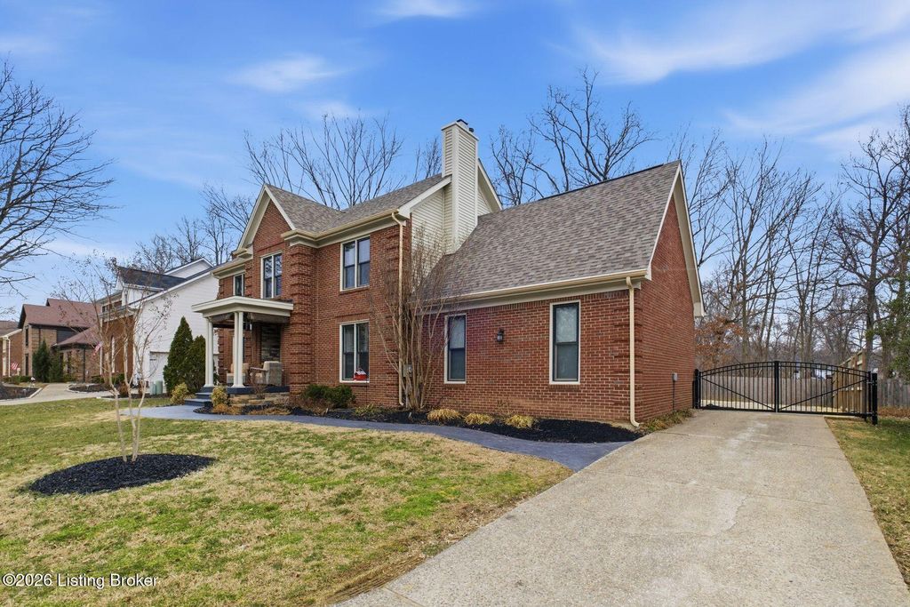 Photo of 305 Lyndonwoods Cir, Louisville, KY 40222 (MLS # 1709978)