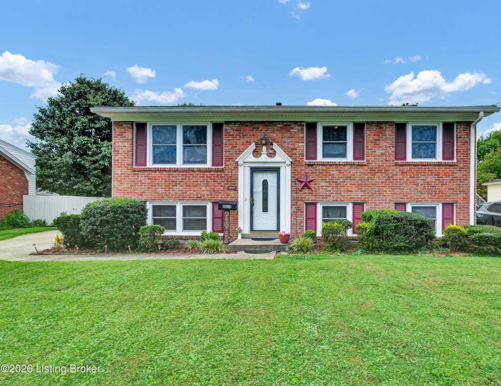 Photo of 8014 Broadfern Dr, Louisville, KY 40291 (MLS # 1727468)