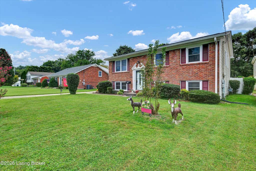 Photo of 8014 Broadfern Dr, Louisville, KY 40291 (MLS # 1727468)