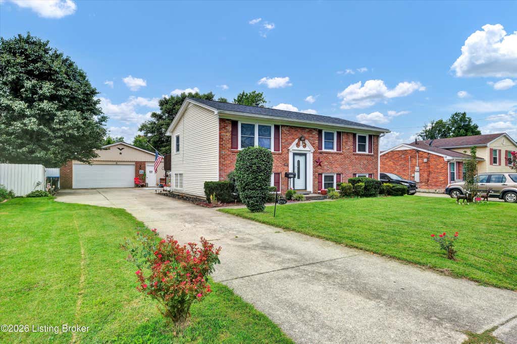 Photo of 8014 Broadfern Dr, Louisville, KY 40291 (MLS # 1727468)