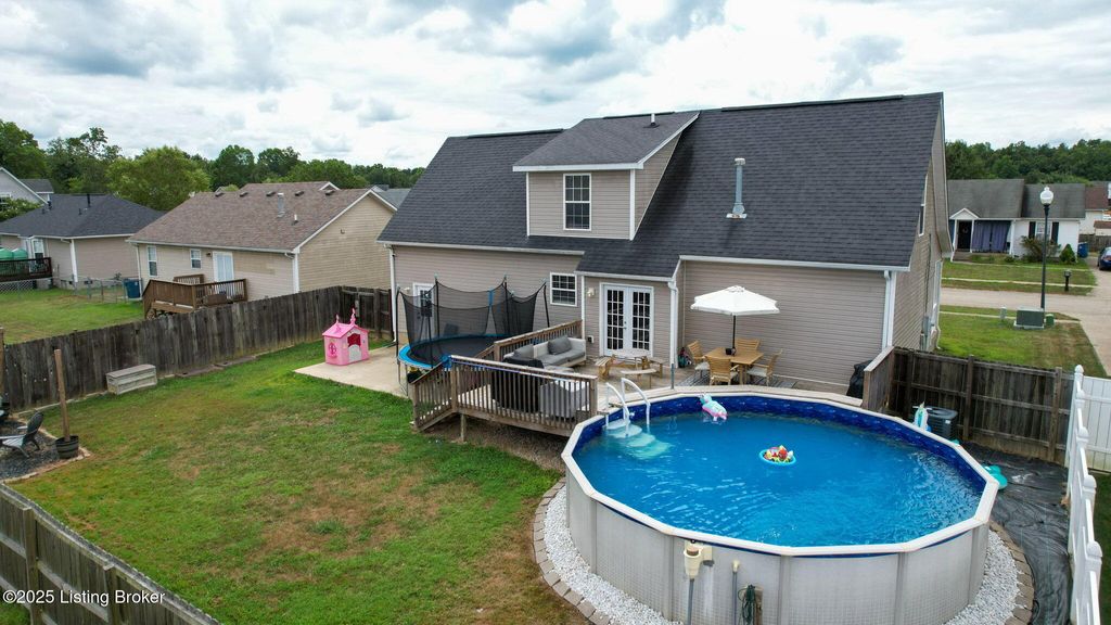 Photo of 202 White Blossom Dr, Shepherdsville, KY 40165 (MLS # 1705274)