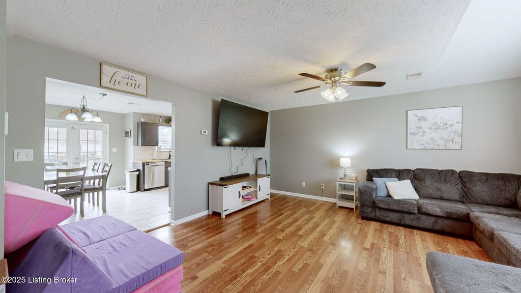 Photo of 202 White Blossom Dr, Shepherdsville, KY 40165 (MLS # 1705274)