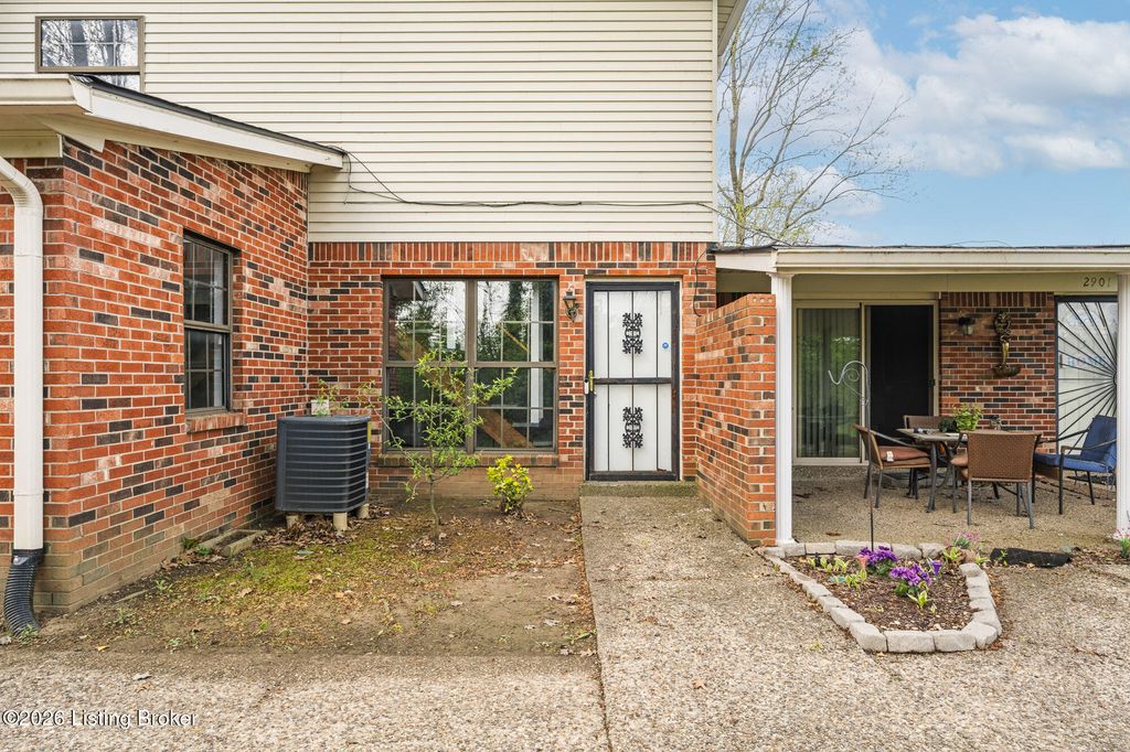 Photo of 2905 Fordhaven Rd, Louisville, KY 40214 (MLS # 1714655)