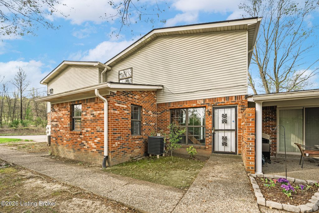 Photo of 2905 Fordhaven Rd, Louisville, KY 40214 (MLS # 1714655)