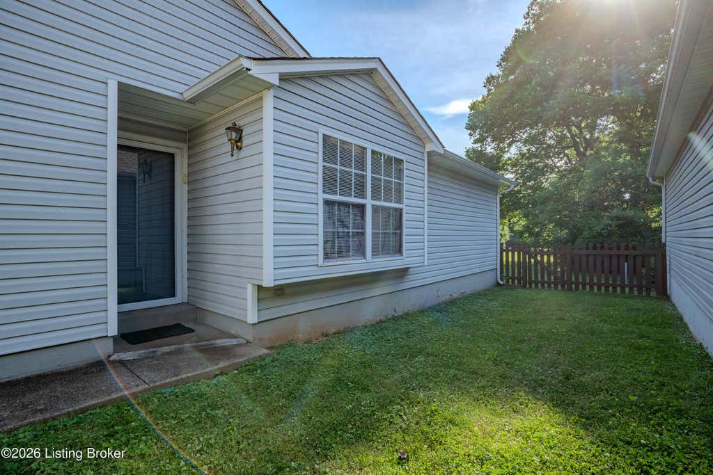 Photo of 9103 Hampton Ridge Ct, Louisville, KY 40220 (MLS # 1719925)