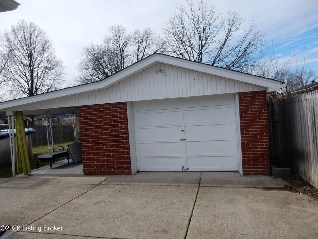 Photo of 8202 Westray Ln, Louisville, KY 40219 (MLS # 1706727)