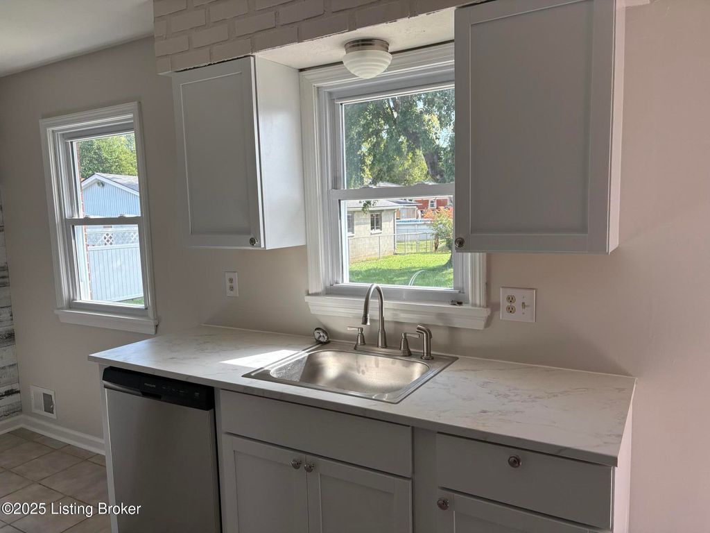 Photo of 5006 Tumeric Ln, Louisville, KY 40258 (MLS # 1709681)