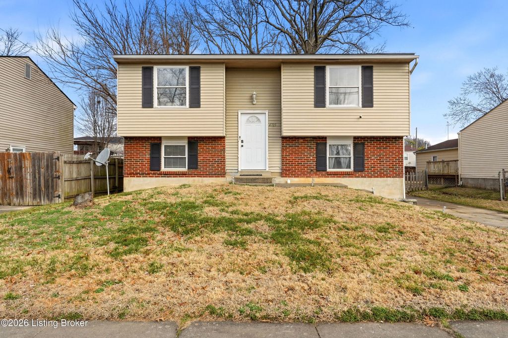 Photo of 4705 Arroyo Trail, Louisville, KY 40229 (MLS # 1712063)