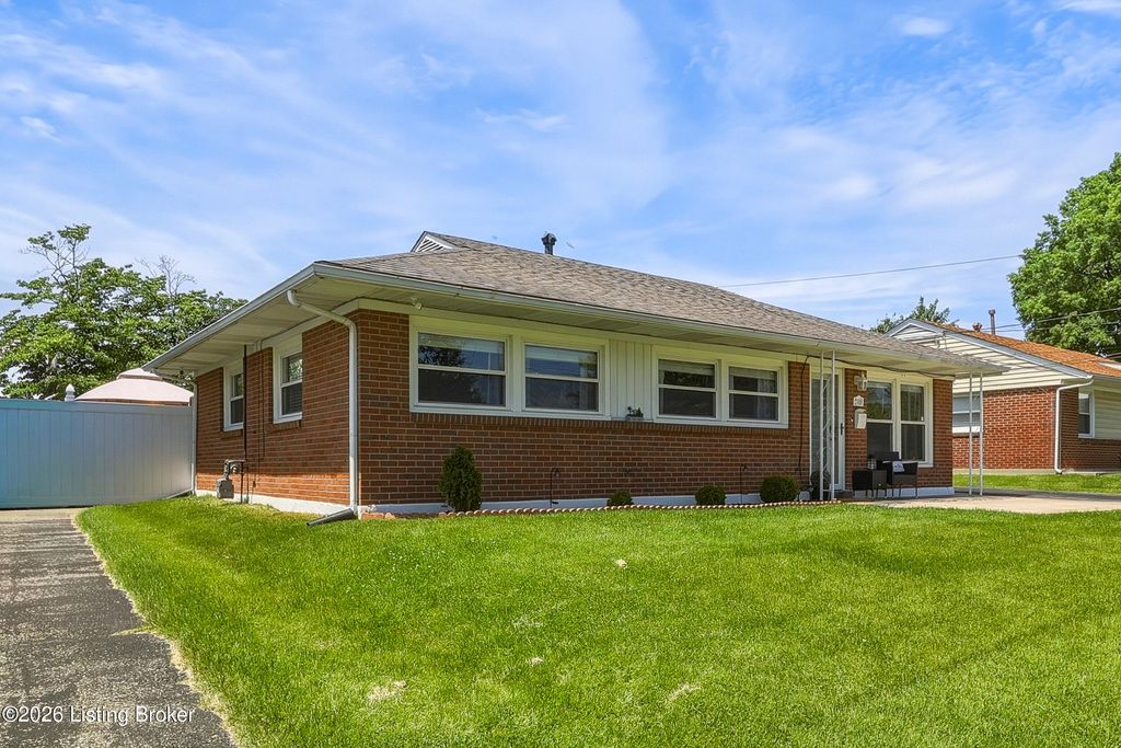 Photo of 2109 Peabody Ln, Louisville, KY 40218 (MLS # 1716751)
