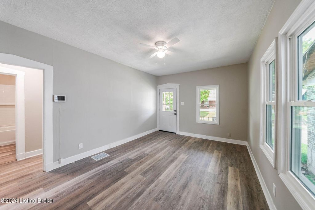 Photo of 2146 W Gaulbert Ave, Louisville, KY 40210 (MLS # 1705771)