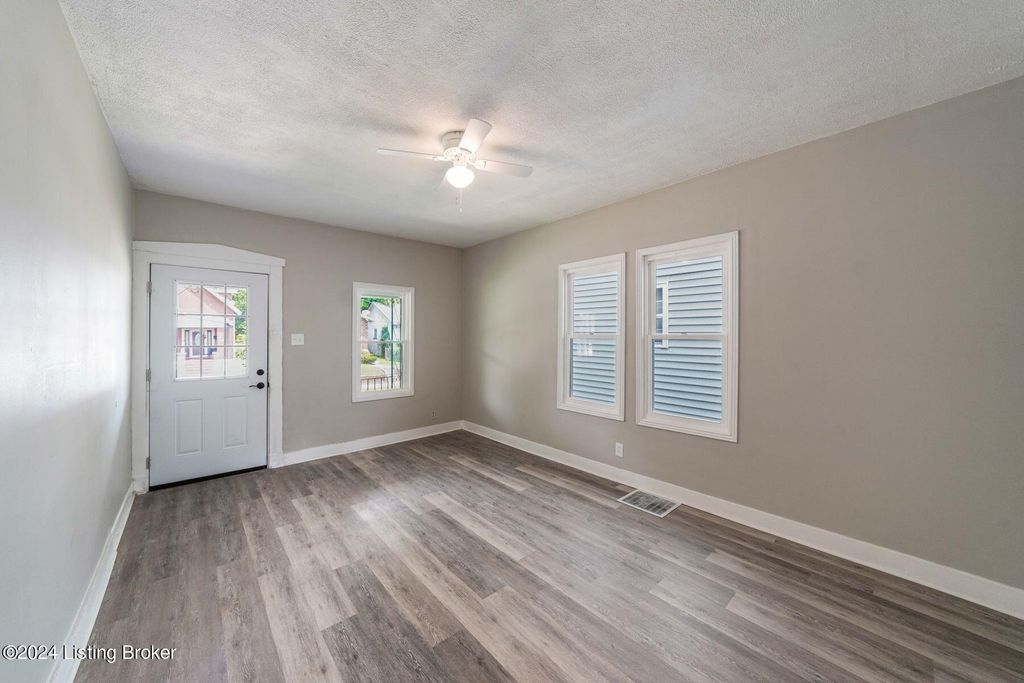 Photo of 2146 W Gaulbert Ave, Louisville, KY 40210 (MLS # 1705771)