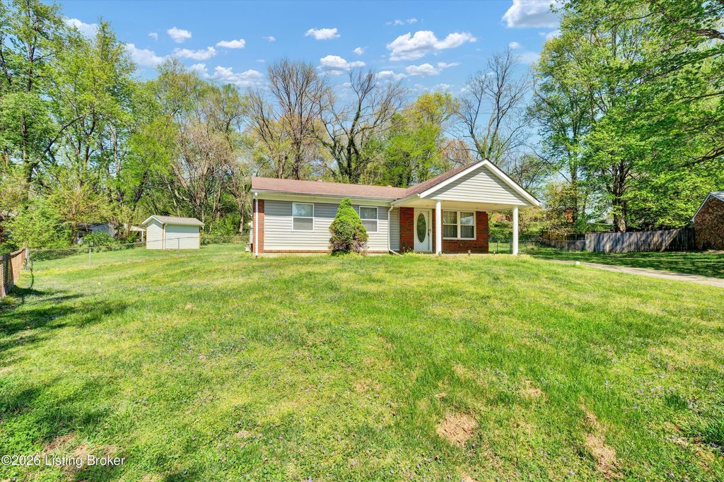 Photo of 4501 Paducah Ct, Louisville, KY 40272 (MLS # 1714233)