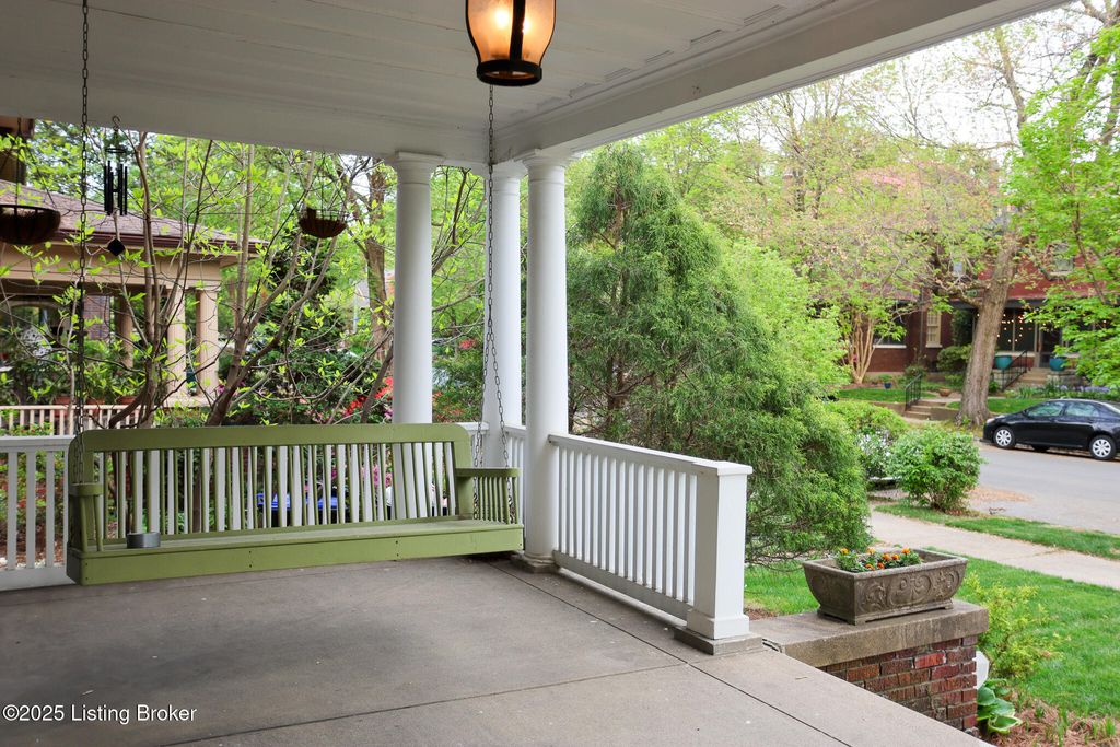 Photo of 1722 Windsor Pl, Louisville, KY 40204 (MLS # 1706160)